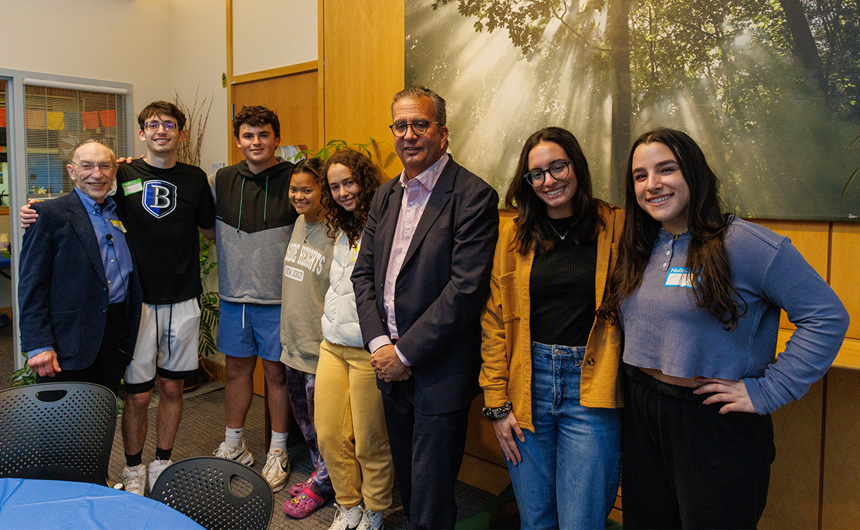 Steven C. ’83 Millner with students at Shabbat dinner