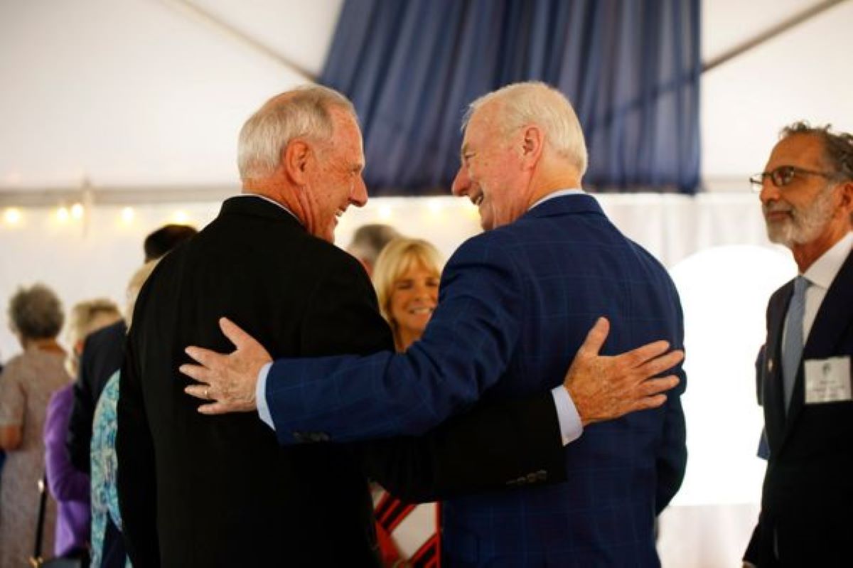 Donors greet each other at Presidential Reception