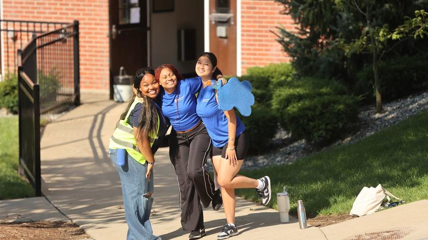 Bentley student volunteers smiling during Class of 2028 move-in day